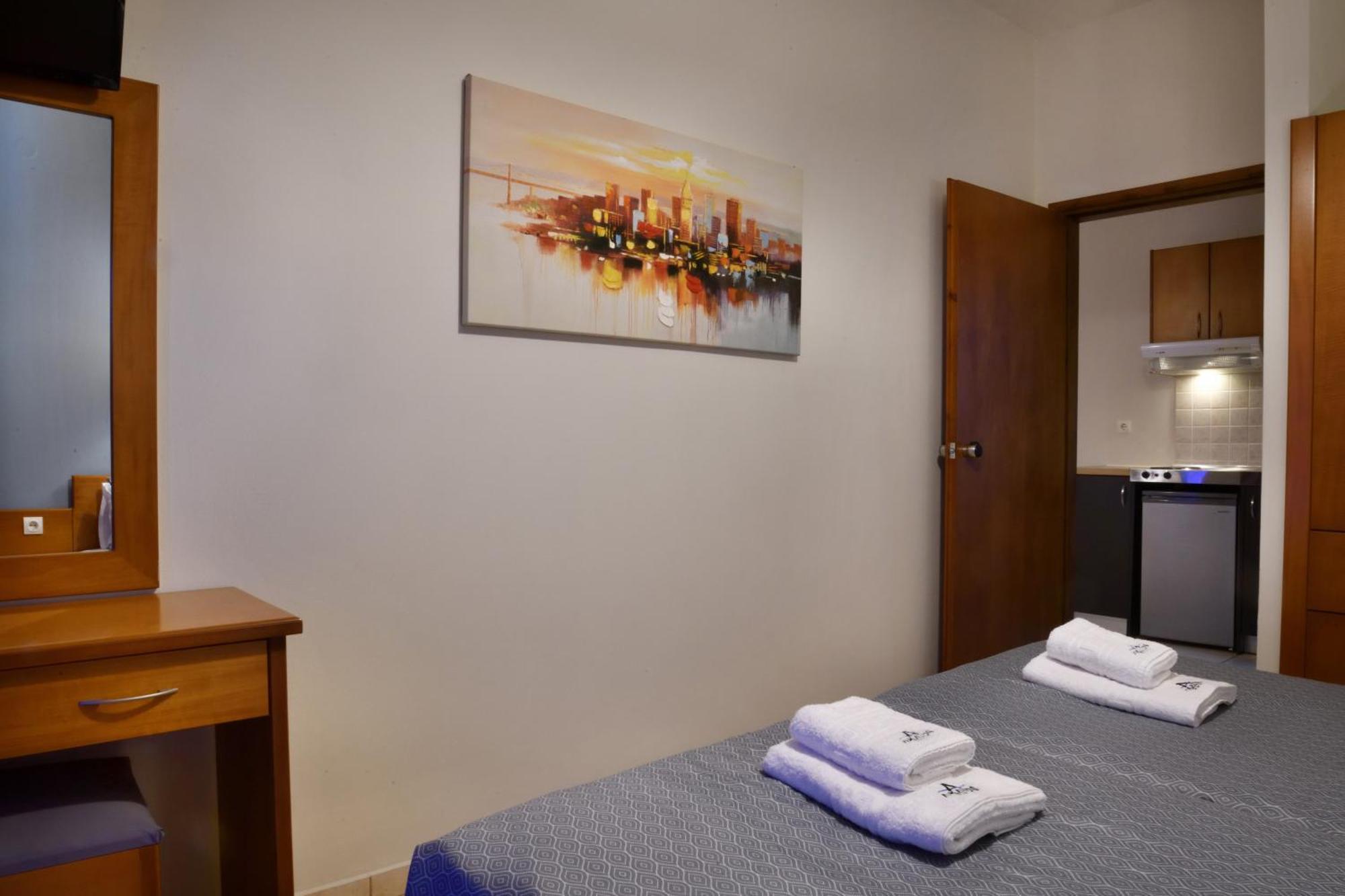 Akatos Hotel Agia Marina Buitenkant foto