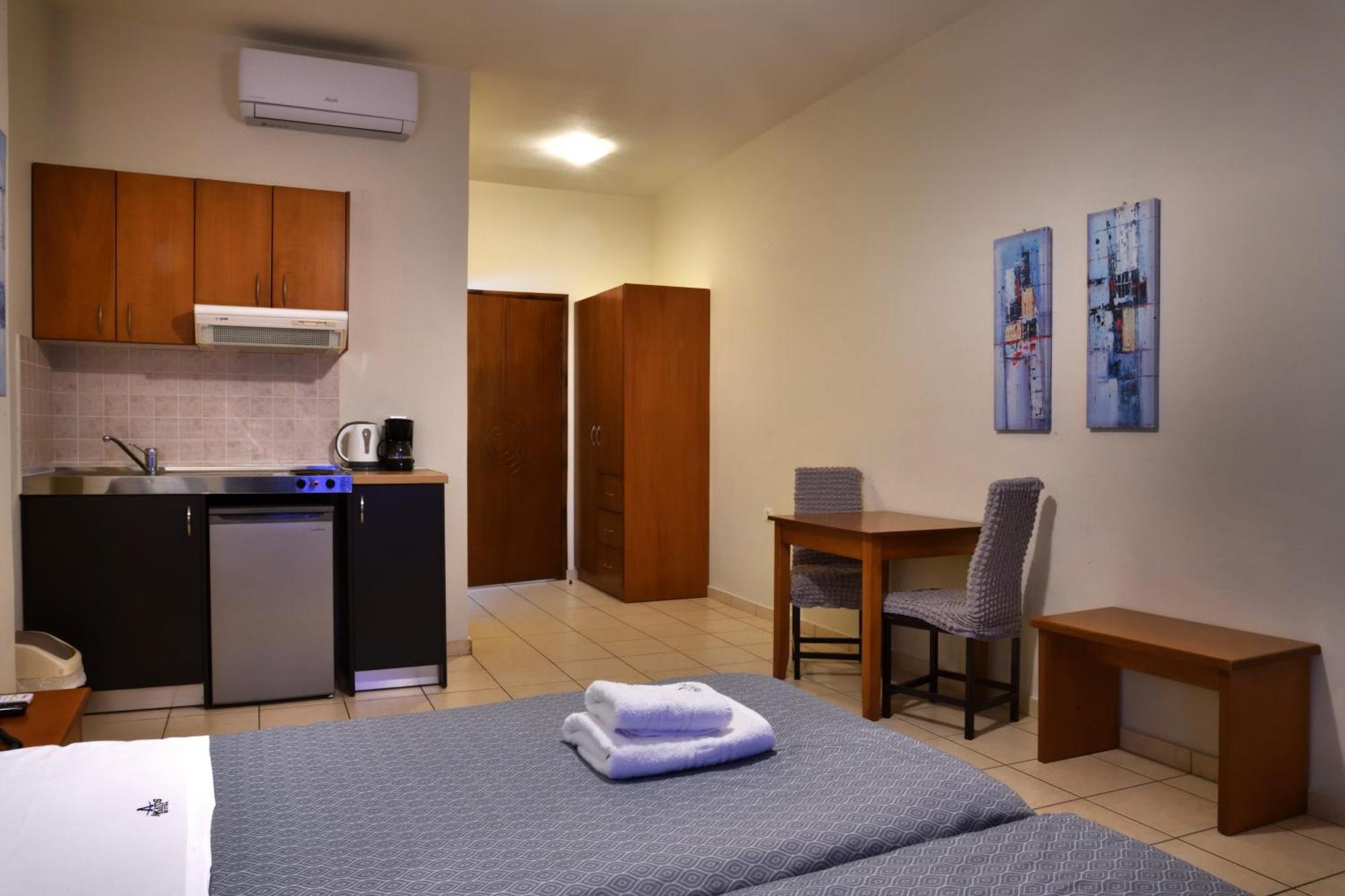 Akatos Hotel Agia Marina Buitenkant foto