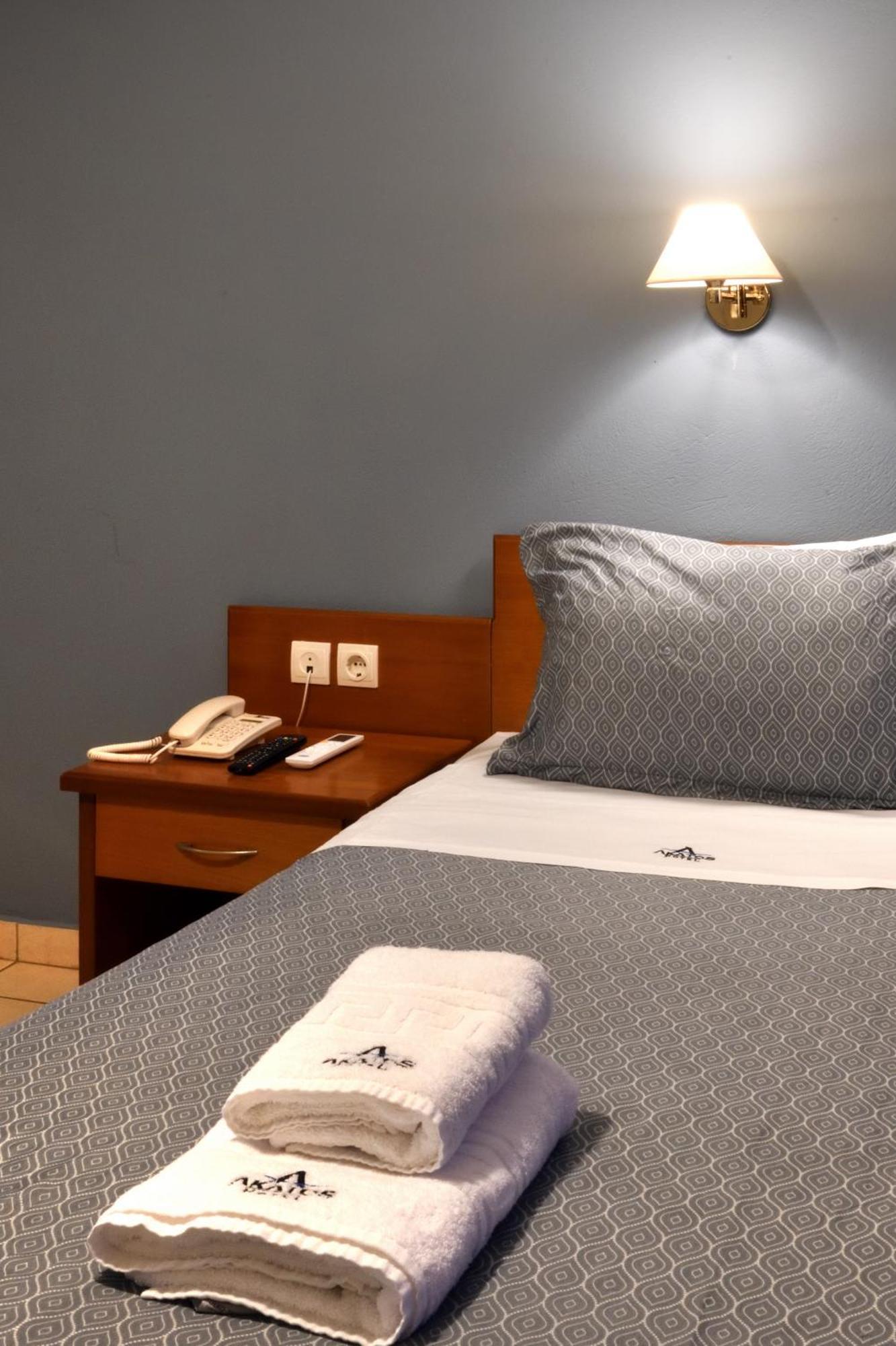 Akatos Hotel Agia Marina Buitenkant foto